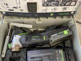 une boîte contenant des outils posée sur le sol