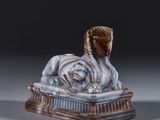 une photo d'une figurine représentant un bélier couché sur une table
