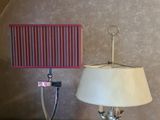une lampe et un abat-jour posés sur une table