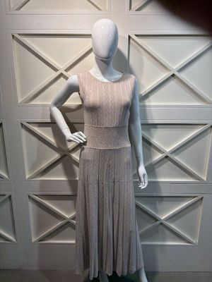 un mannequin vêtu d'une robe, posé sur un socle