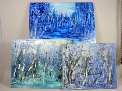 trois tableaux représentant des arbres dans une forêt, avec un ciel bleu en arrière-plan