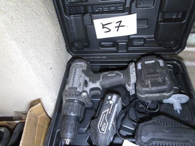 une mallette noire avec des outils à l'intérieur sur le sol