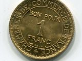 gros plan d'une pièce de monnaie sur une surface blanche avec un fond blanc