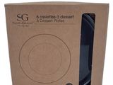 boîte en carton contenant une assiette noire, posée sur une surface blanche