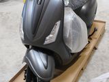 un scooter posé sur un carton dans un garage
