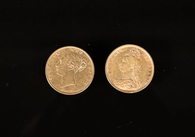une paire de deux souverains d'or posés sur une surface noire