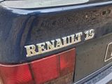 the rear end of a blue car with the name renault 3 written on it