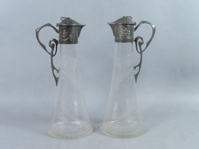 deux vases en verre placés l'un à côté de l'autre