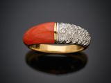 une bague en corail orange et diamants