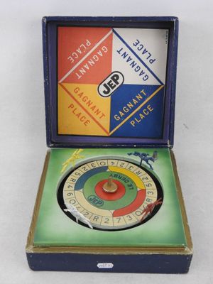 un gros plan d'une boîte contenant une horloge