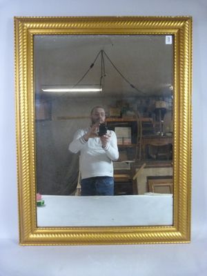 Miroir ancien en bois et stuc doré à décor de baguettes guil…
