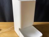 une photo d'un distributeur d'eau blanc posé sur une table en bois