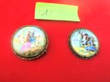 deux miniatures représentant une femme et un homme sur un fond rouge