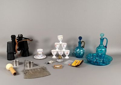 un grand nombre d'objets posés sur une table