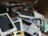 une boîte en carton remplie d'appareils électroniques et d'autres objets