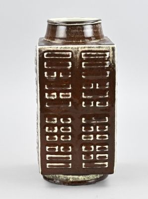 un vase marron et blanc sur lequel figurent des chiffres