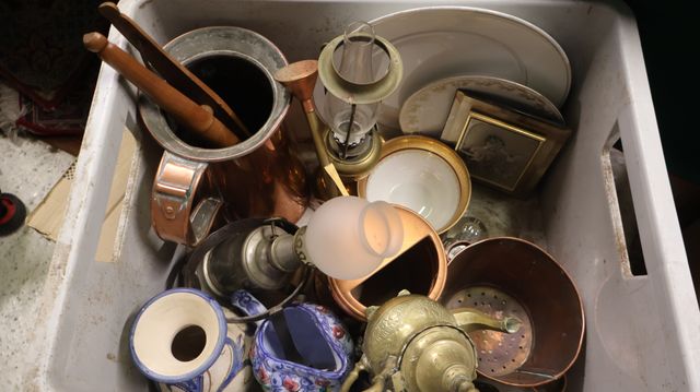Lot d’objets en cuivre, faïence, porcelaine et divers