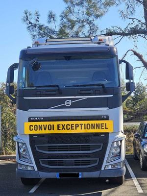 un camion garé à côté d'une voiture sur un parking