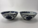 une paire de bols bleus et blancs décorés de fleurs