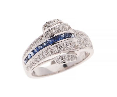 gros plan d'une bague en diamant et saphir sur fond blanc