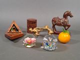 de nombreux objets en verre posés sur une table