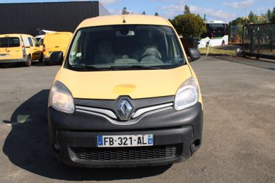une petite camionnette jaune garée dans un parking