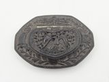 une boucle de ceinture en métal noir ornée d'un motif