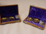 deux valises contenant des lunettes, posées sur une table