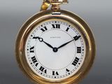 une image d'une montre de poche en or avec des chiffres romains sur le cadran