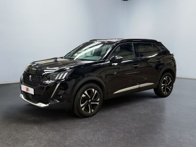 Un SUV noir est garé dans une grande pièce.