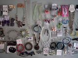 beaucoup de bijoux posés ensemble sur la table
