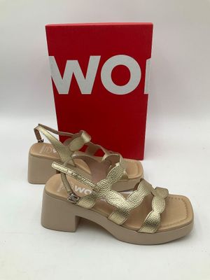 un gros plan sur une paire de sandales pour femme, avec une boîte en arrière-plan