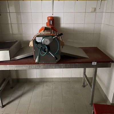 une machine posée sur une table dans une pièce