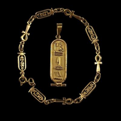 un bracelet en or orné d'un hiéroglyphe égyptien