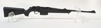 un pistolet posé sur une table