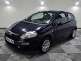 la photo d'une petite voiture noire sur un sol en damier