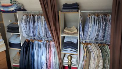 une armoire remplie de nombreuses chemises et cravates