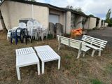 beaucoup de chaises et de tables à l'extérieur d'un bâtiment