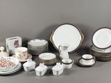 de nombreux types de plats et de tasses sur la table