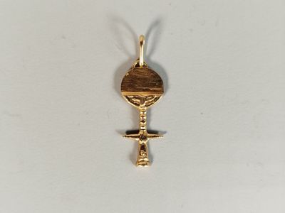 une image représentant un pendentif en forme de clé en or serti d'un diamant