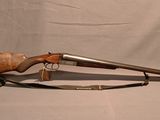 un vieux pistolet avec une poignée en bois et un étui en cuir