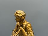 figurine en bronze représentant un garçon jouant de la flûte