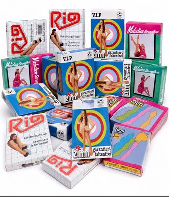 une pile de boîtes de préservatifs de différentes sortes posées sur une surface blanche