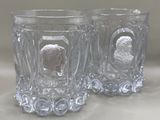 deux verres posés l'un à côté de l'autre sur une table