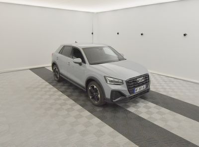 L'Audi Q3 est garée dans un garage dont le sol est à damier.