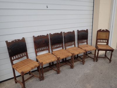 Ensemble de cinq chaises en bois sculpté, le dossier à barre…