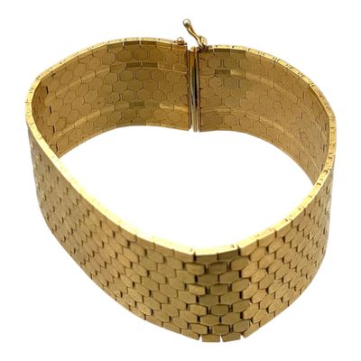 bracelet doré présentant un motif carré sur fond blanc