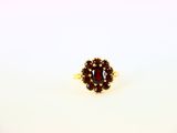 Gros plan sur une bague contenant une pierre rouge