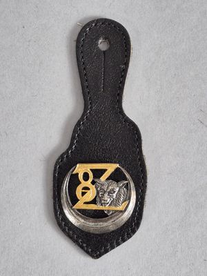 porte-clés en cuir noir orné d'un logo « z » doré