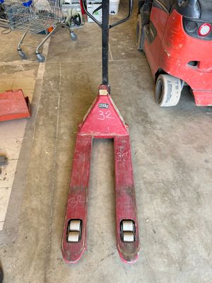 un chariot élévateur qui est garé dans un garage